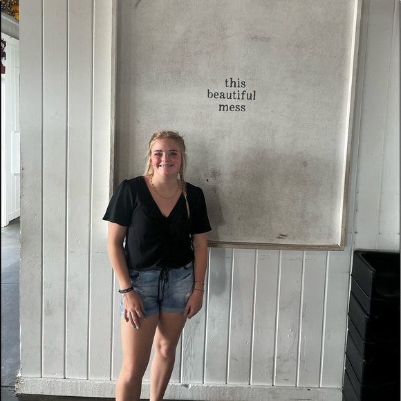 Meet your Posher, Jayli - Picture 3 of 3